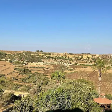 4 Bedroom House With Pool And Beautiful Views *