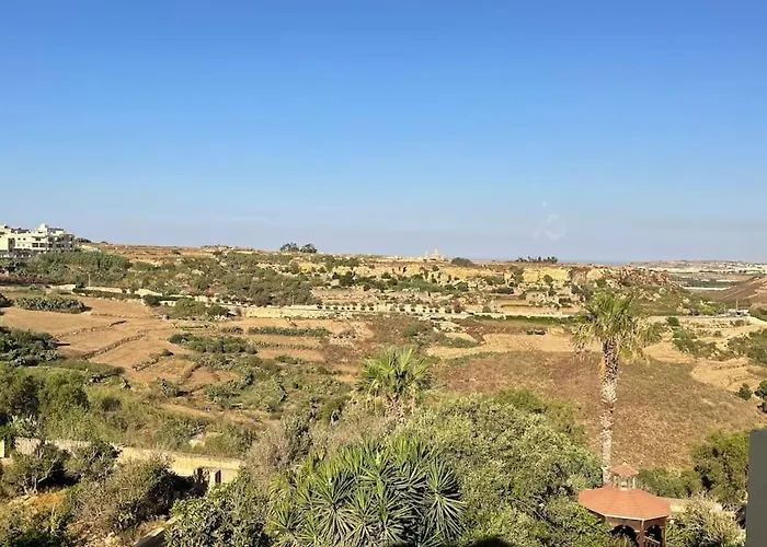 4 Bedroom House With Pool And Beautiful Views *