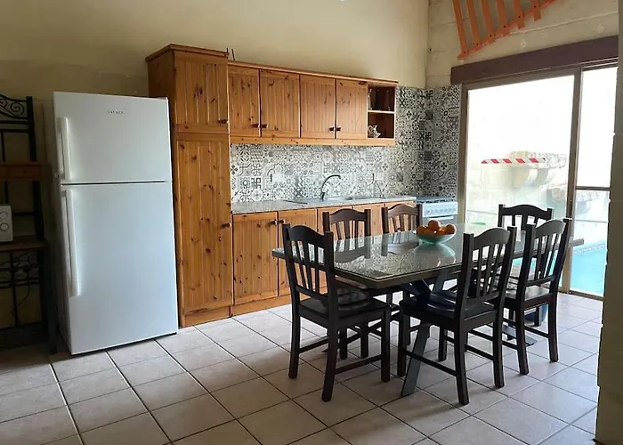 4 Bedroom House With Pool And Beautiful Views Case de vacanță